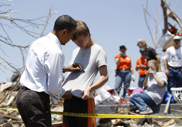 Obama tours twister-ravaged neighborhood in Joplin