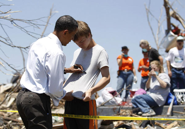 Obama visits tornado-hit city
