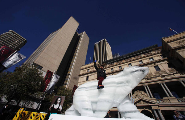 Ten-tonne polar bear 