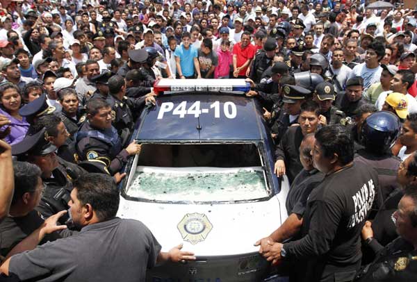 11 Mexico City police injured in mob attack