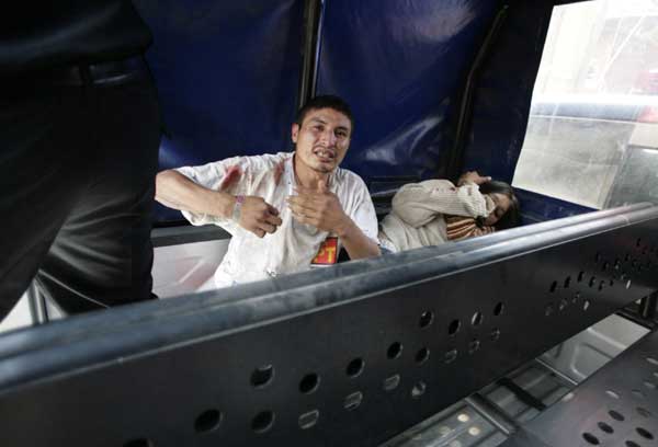 11 Mexico City police injured in mob attack