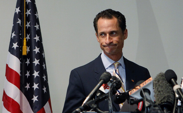 US Rep. Weiner resigns in lewd photo scandal