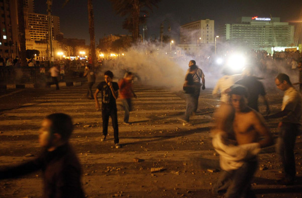 Egyptian police clash with protestors in Cairo