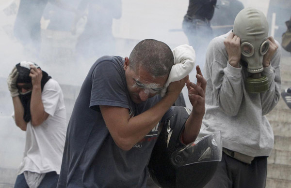 Greece passes steep cuts as riots seize capita