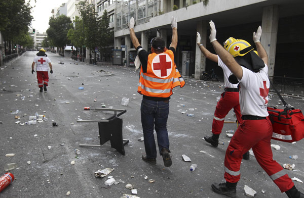 Greece passes steep cuts as riots seize capita