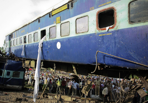 Indian derailed train kills at least 67: Official