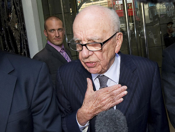 Murdoch apologizes over hacking scandal