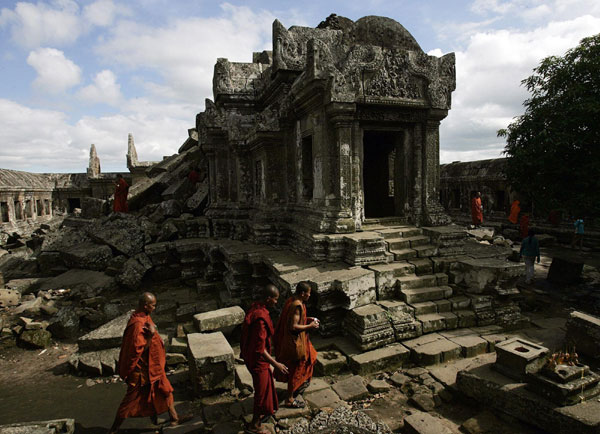 UN orders Thai, Cambodian troops from temple area