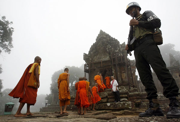 UN orders Thai, Cambodian troops from temple area
