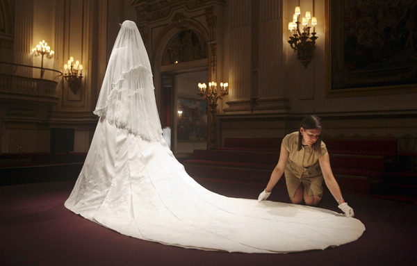 Kate 39s wedding dress to draw record crowds