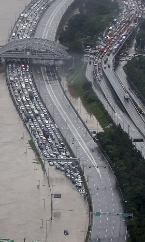 9 dead as landslide hits S Korean mountain resort
