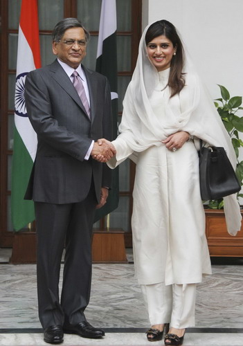Foreign ministers of India, Pakistan meet in Delhi