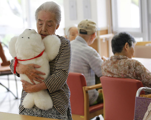 Robot seals help heal Japan's tsunami victims