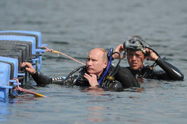 Versatile Putin dives to recover relics|Europe|c