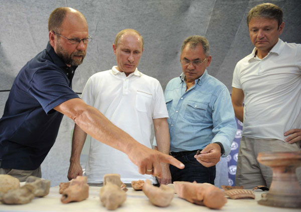 Versatile Putin dives to recover relics|Europe|c