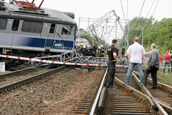 Polish train derails, 4 people killed