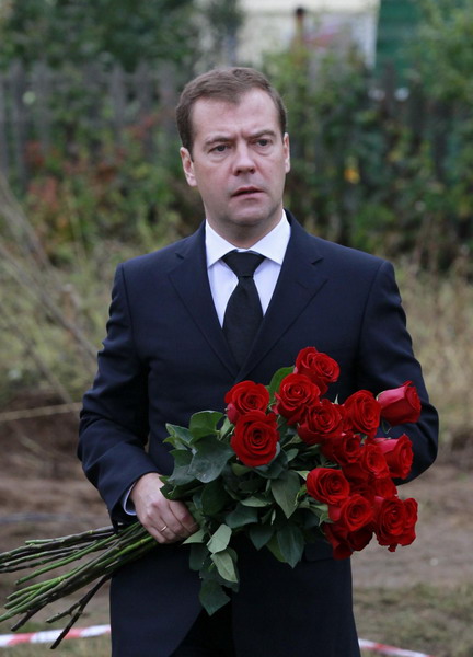 Medvedev demands improvement of air safety
