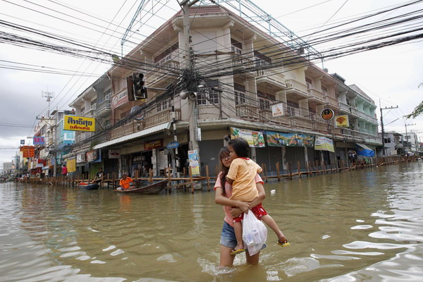 600 Thai schools submerged, 82 people killed by floods