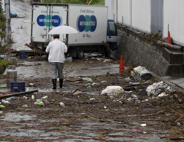 Typhoon approaches Central Japan