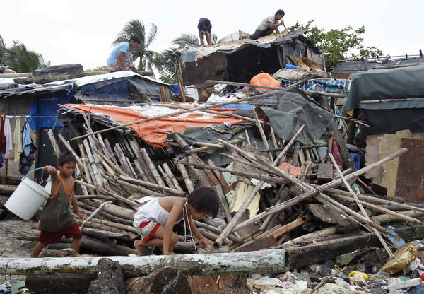 Typhoon Nesat leaves 31 dead in Philippines