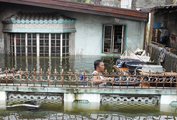 Typhoon Nesat leaves 31 dead in Philippines