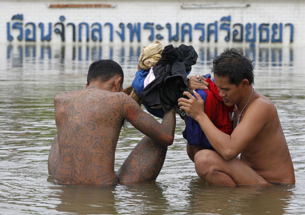 Thai flooding closes prison, factories