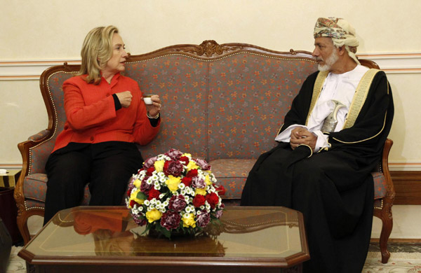 Clinton in Afghanistan to discuss peace moves