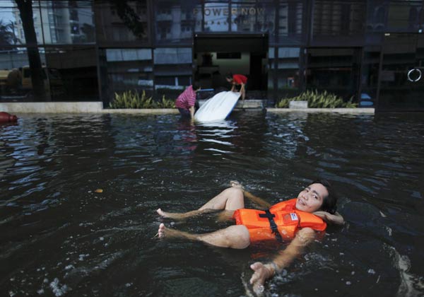 Thousands flee Bangkok floodwaters