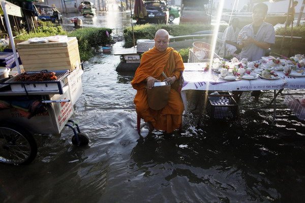 People flee Bangkok fearing breach of river banks
