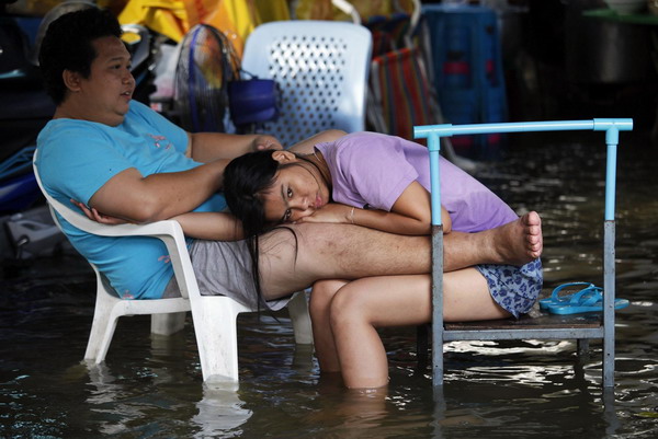 People flee Bangkok fearing breach of river banks