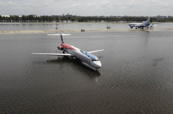 People flee Bangkok fearing breach of river banks