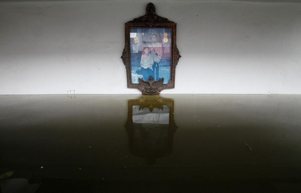 People flee Bangkok fearing breach of river banks