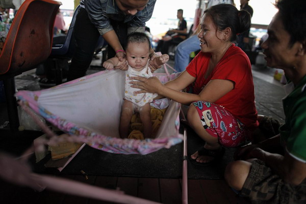People flee Bangkok fearing breach of river banks