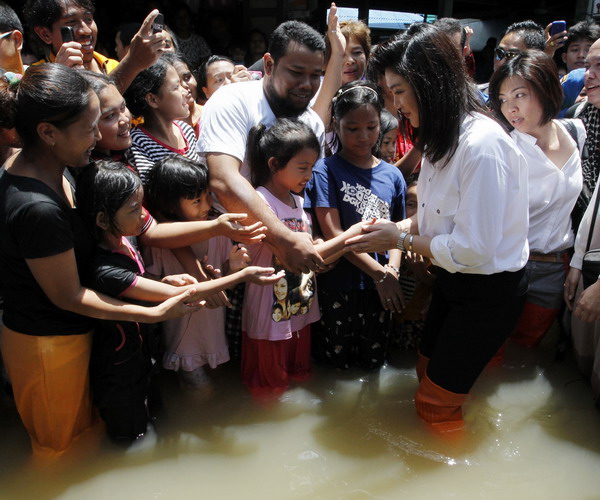People flee Bangkok fearing breach of river banks