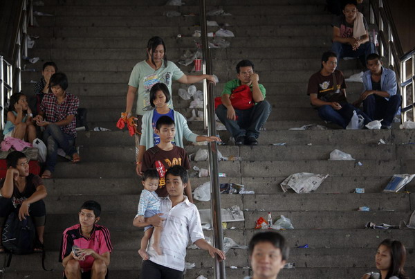 People flee Bangkok fearing breach of river banks