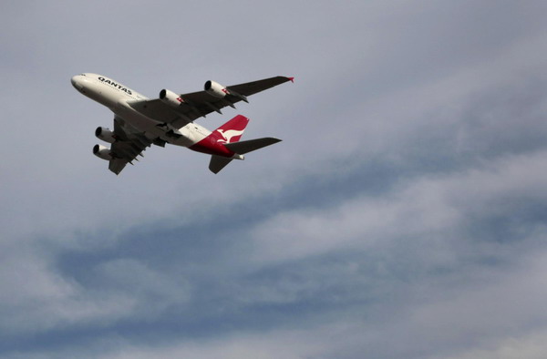 Qantas grounds all aircraft over labor dispute