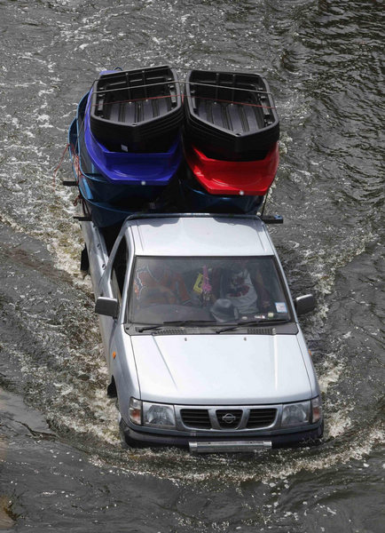 Floods continue to spread in Bangkok