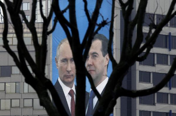 Medvedev and Putin meet with supporters