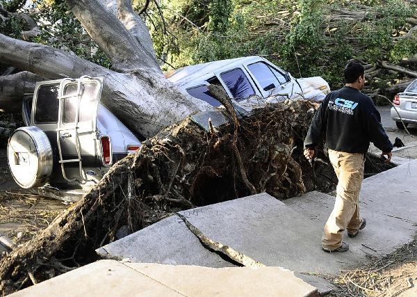 Winds knock out power in S California