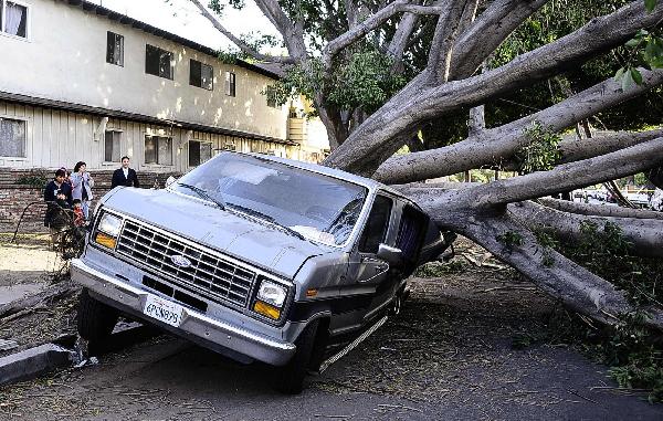 Winds knock out power in S California
