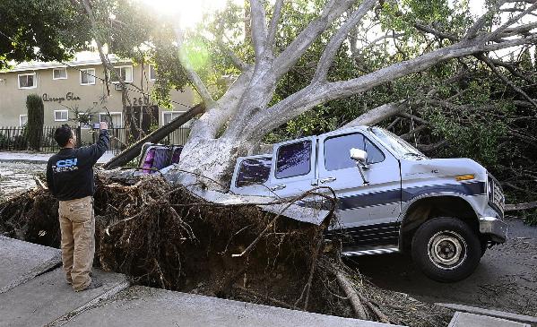 Winds knock out power in S California