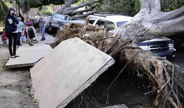 Winds knock out power in S California