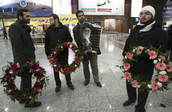 Iran diplomats return from UK to heroes' welcome