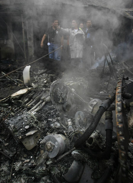 Plane crashes into Philippines slum, 13 dead