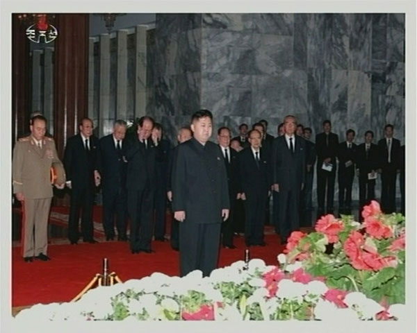 Mourners pay respects to Kim