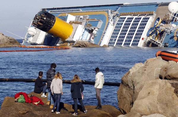 Italy declares state of emergency on ship wreck