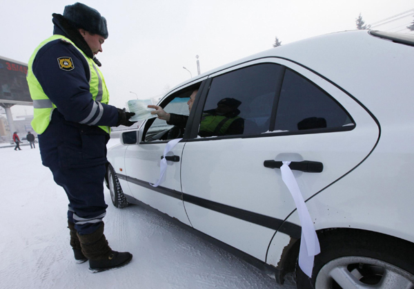 Putin critics take to cars to demand fair election