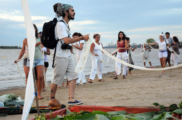 Immigrants pray for blessings from god of water