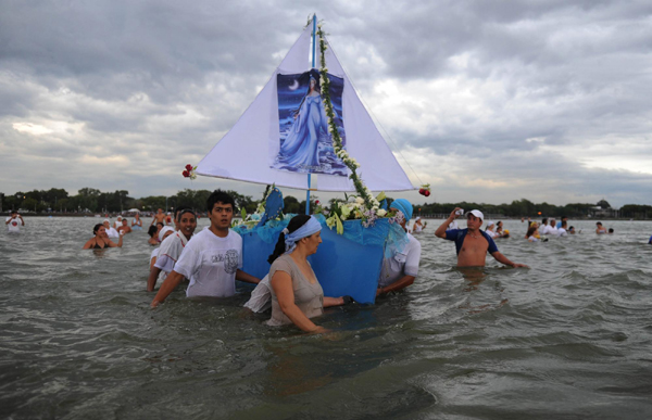 Immigrants pray for blessings from god of water