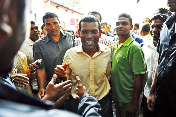 Police issue warrant for former Maldives president